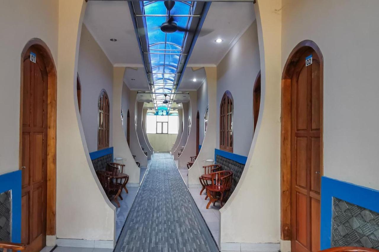 Hotel Reddoorz Near Pantai Pancer Door Pacitan Exteriér fotografie