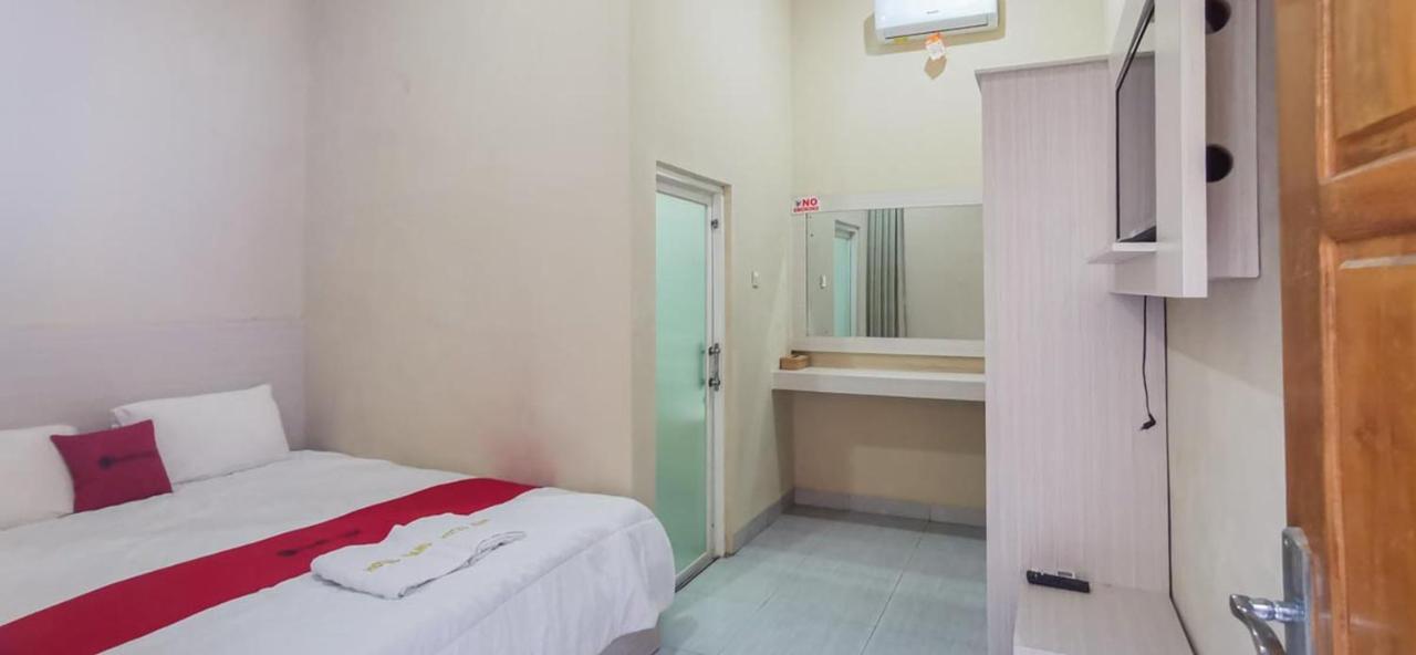 Hotel Reddoorz Near Pantai Pancer Door Pacitan Exteriér fotografie